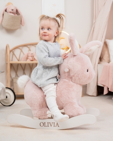 Rosa gyngedyr i form av kanin med personlig merking