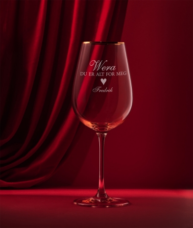 Rosa vinglass med vakker og personlig gravering